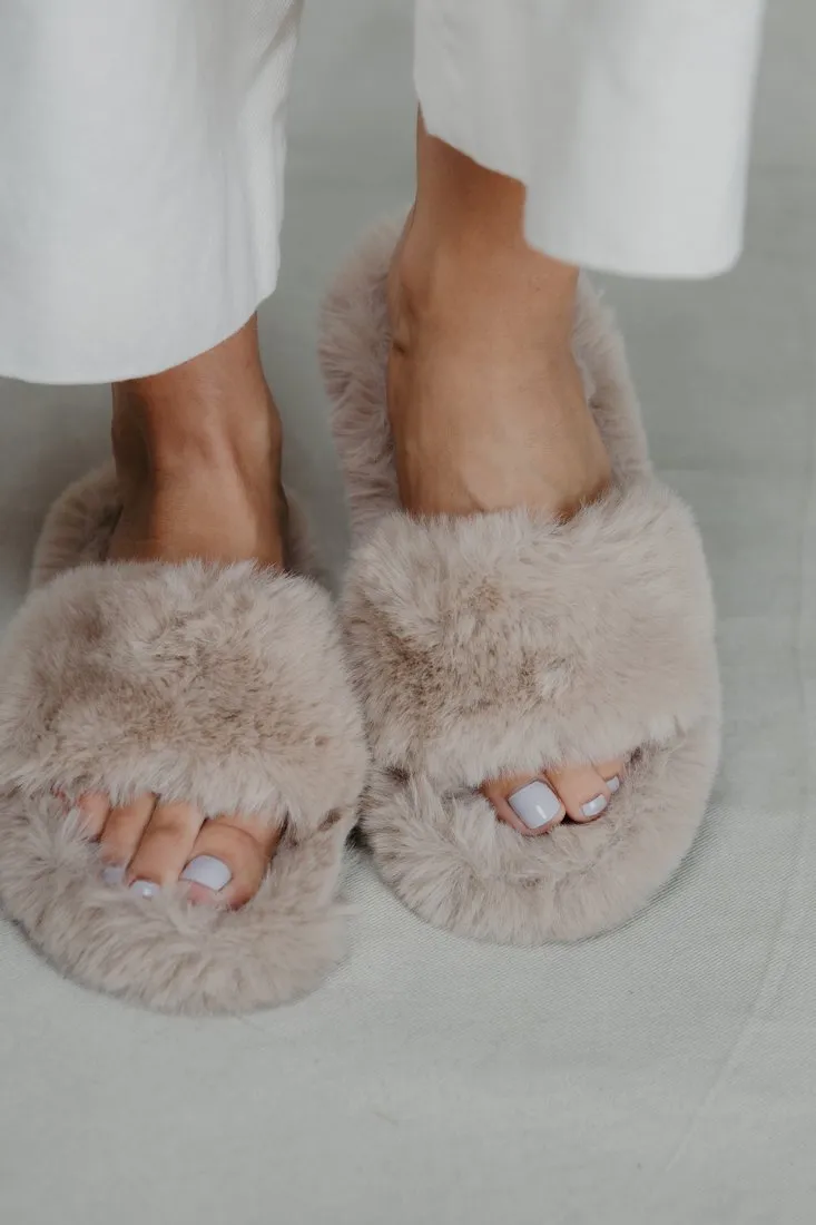 PLUSH SLIDE SLIPPERS (VARIOUS COLOURS)